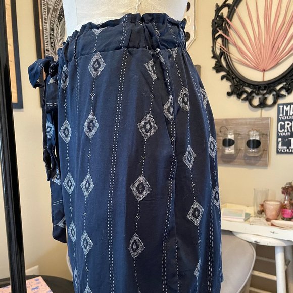 Good Luck Gem High Waisted Shorts w/pocket - Picture 4 of 12